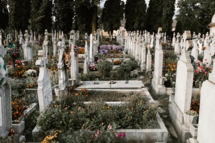 Porządki na cmentarzu przed Świętem Zmarłych